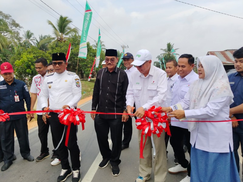 Dukung Infrastruktur Daerah, EMP Energi Riau Serahkan Bantuan Pengaspalan Jalan ke Pemkab Pelalawan