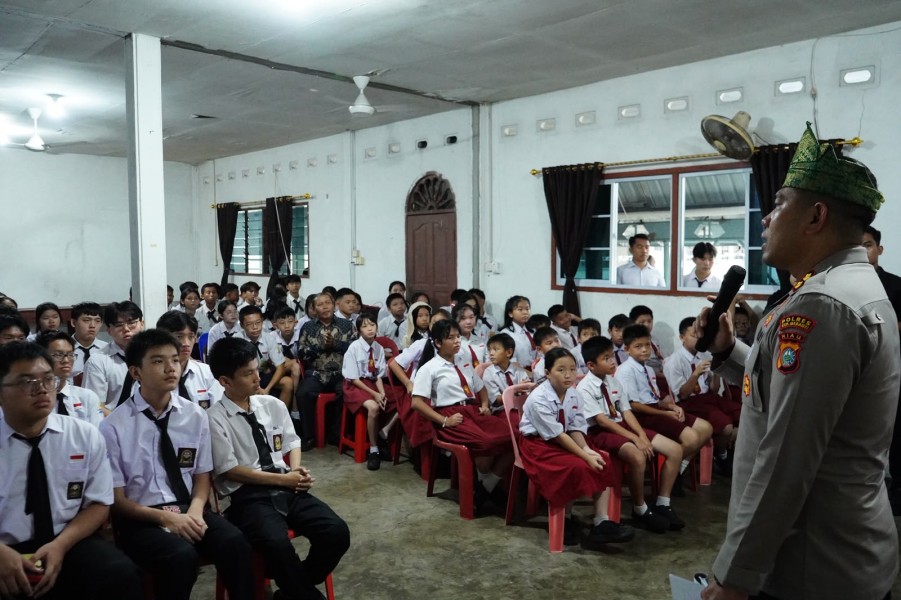 Kapolres dan Wakapolres Meranti Turun ke Dua Sekolah, Manfaatkan Teknologi AI untuk Edukasi Green Policing