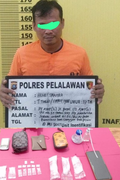 Satresnarkoba Polres Pelalawan Gerebek Bandar Sabu di Langkan, 14 Paket Sabu dan Timbangan Digital Disita