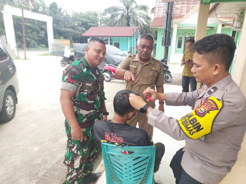 Sinergi TNI-Polri dan Pemerintah Kampung Minas Barat, Sentuh Hati Bersihkan ODGJ Terlantar