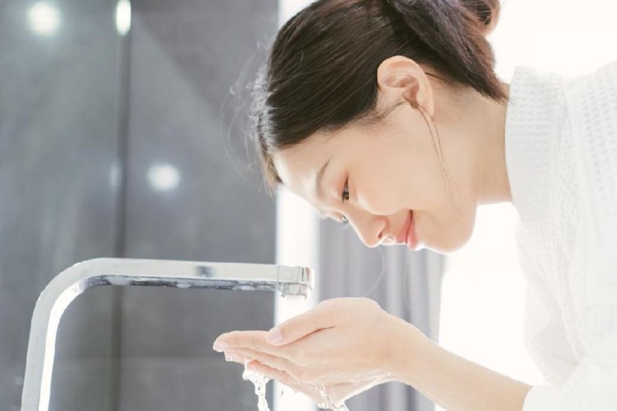 7 Manfaat Air Cucian Beras untuk Wajah Glowing dan Awet Muda