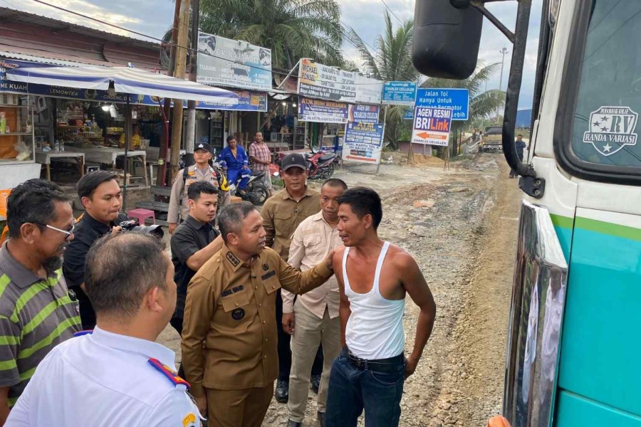 Sempat Diblokir, Gubri Tinjau Jalan Rusak Minas-Perawang Serap Aspirasi Warga