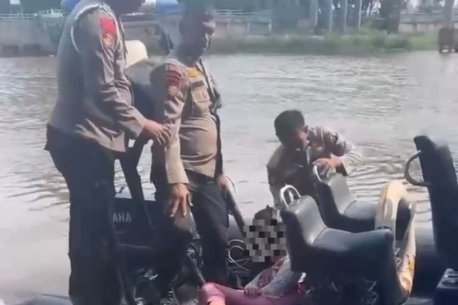 Diduga Tertekan Usai Bertengkar dengan Orang Tua, Perempuan 18 Tahun Lompat Dari Jembatan Siak I
