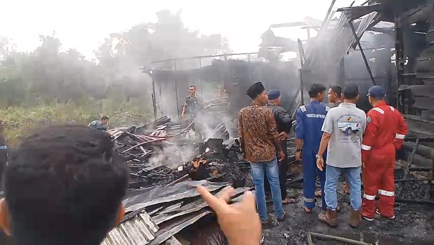 Rumah Guru SD di Koto Gasib Ludes Terbakar, Damkar Bergerak Cepat Padamkan Api