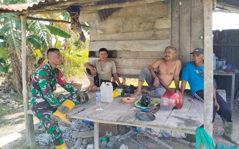 Babinsa Sungai Sembilan Sosialisasikan Larangan Bakar Lahan Saat Patroli Karhutla