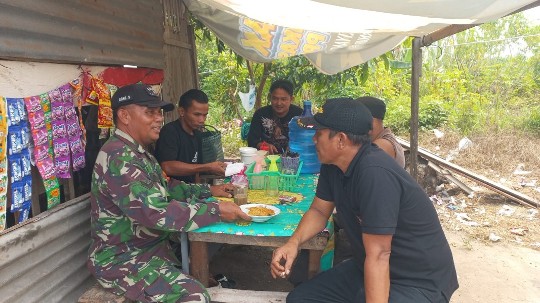 Babinsa Koramil 02/BK dan Security PHR Susuri Jalur Pipa, Warga Diimbau Jaga Keamanan