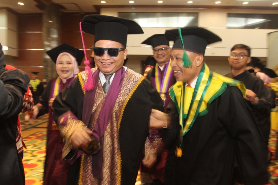 Unilak Wisuda 895 Mahasiswa: Momen Haru dan Harapan di Tengah Dinamika Global