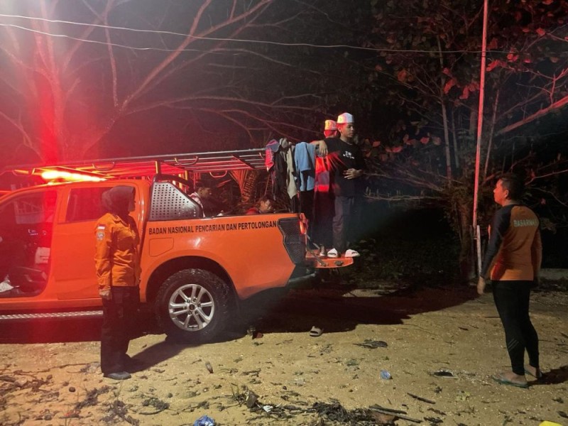 Basarnas Pekanbaru Evakuasi 60 Santri yang Terjebak Banjir di Kampar