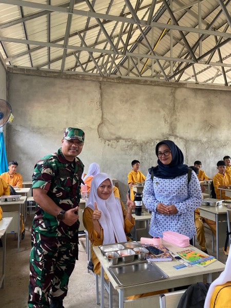 Babinsa Koramil 06/Kateman Berikan Pendampingan Kegiatan MBG di Sekolah