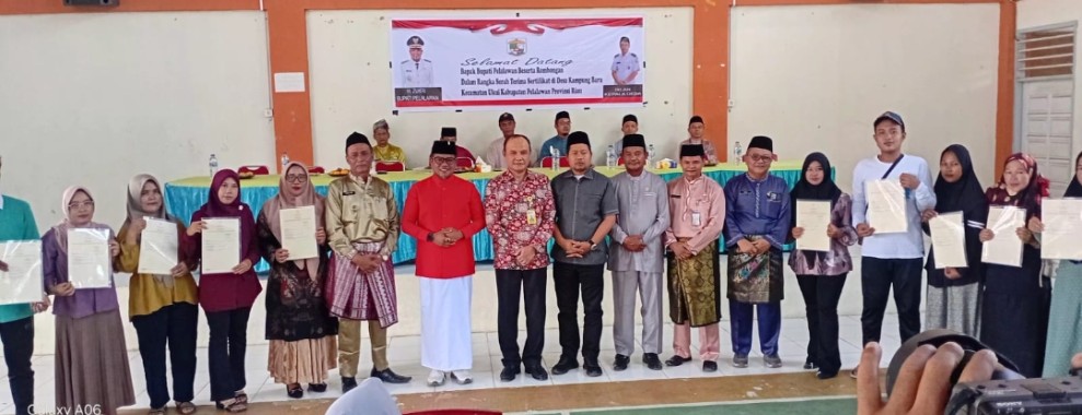 Bupati Zukri Hadiri Penyerahan Sertifikat Redistribusi Tanah di Ukui