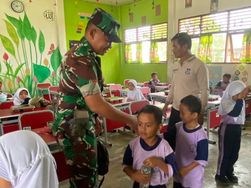 Babinsa Dampingi Program Makan Bergizi Gratis untuk Anak Sekolah di Kateman