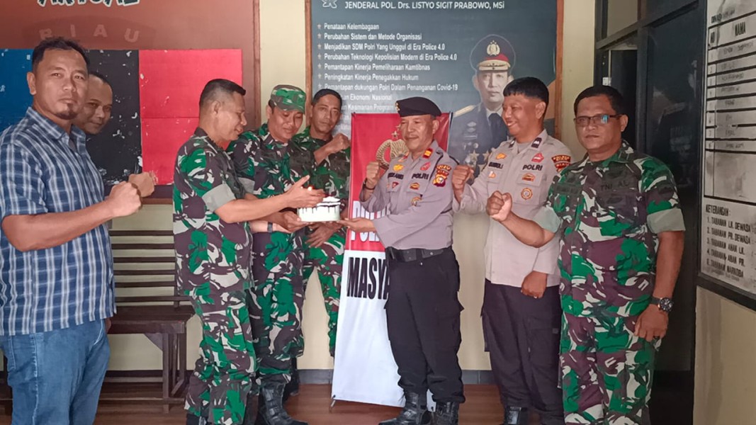 Danramil 03/Minas Bawa Kue Ulang Tahun, Kejutkan Polsek Minas di HUT Bhayangkara Ke-79