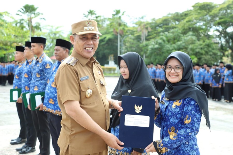 Bupati Inhil Herman Serahkan 966 SK PPPK, CPNS, dan PNS IPDN tahun 2025