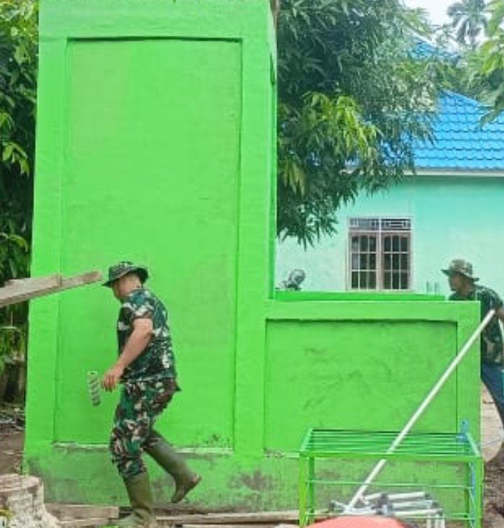 Babinsa Koramil 06/Kateman Bersihkan Sisa Material di Lokasi TMMD