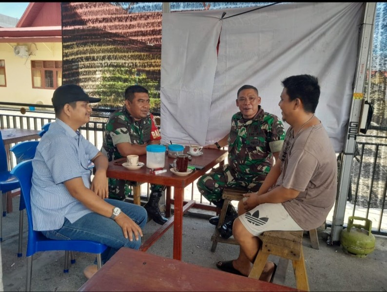 Babinsa Perawang Gencarkan Komsos: Ajak Masyarakat Peduli Kesehatan dan Lingkungan di Perawang Barat