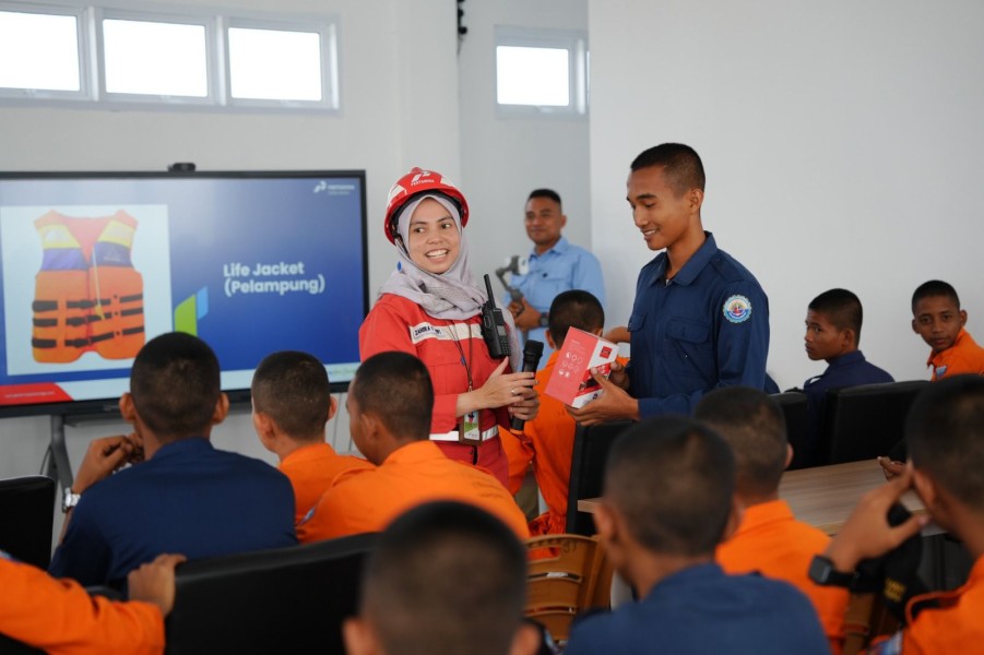 Pertamina Patra Niaga RU Dumai Edukasi Siswa SMK Perikanan Riau Tentang Pengelolaan K3 di Wilayah Maritim
