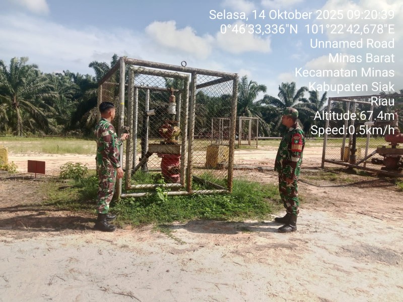 Sertu Sugiarto dan Rekan Babinsa Koramil 03/Minas Laksanakan Patroli Penguatan Binter SKK Migas di Area Minas Field