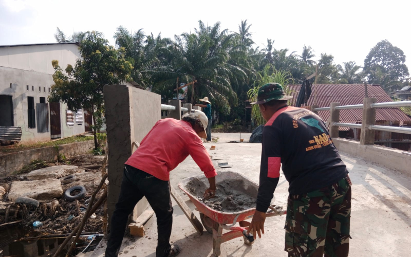 Babinsa Dumai Dampingi Pembangunan Jembatan Beton di Kelurahan Purnama, Perkuat Akses Warga