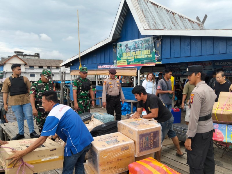 Berikan Rasa Aman, Babinsa dan Polsek Kateman Perkuat Pengawasan di Pelabuhan Sungai Guntung