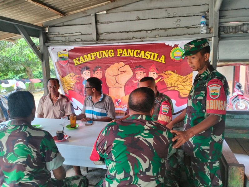 Babinsa Koramil 03/Minas Ajak Warga Kampung Pancasila Tanamkan Nilai-Nilai Pancasila dalam Kehidupan Sehari-Hari
