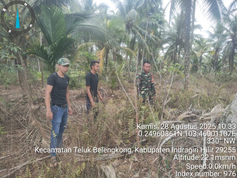 Cegah Karhutla, Babinsa Kateman Ingatkan Petani Tidak Membakar Rumput Kering di Kebun