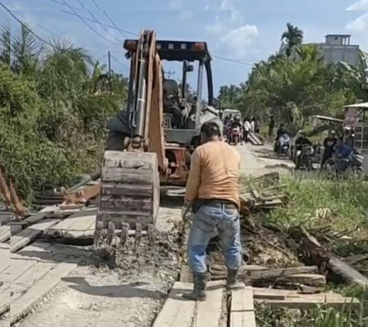 BRehab Jembatan di Keritang Tanpa Akses Alternatif, Masyarakat Keluhkan Kendala Libur Sekolah dan Nataru