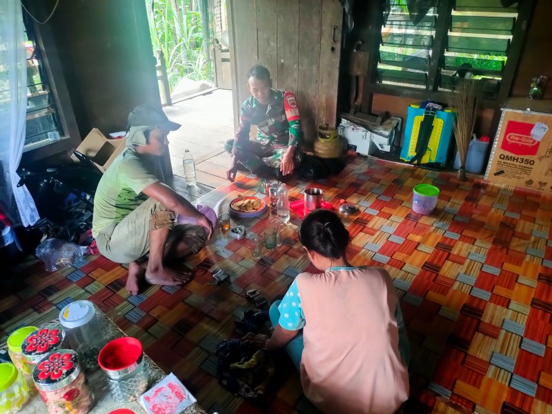 Komsos dengan Warga Binaan, Babinsa Koramil 06/Kateman Ajak Jaga Kerukunan
