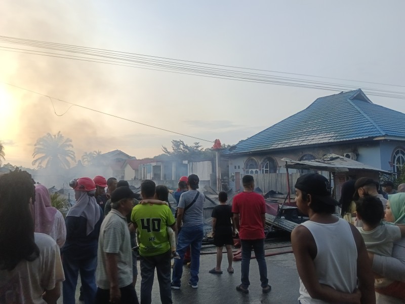Kebakaran Hanguskan Deretan Rumah Petak di Jalan Pemda Pangkalan Kerinci, Penyebab Masih Diselidiki