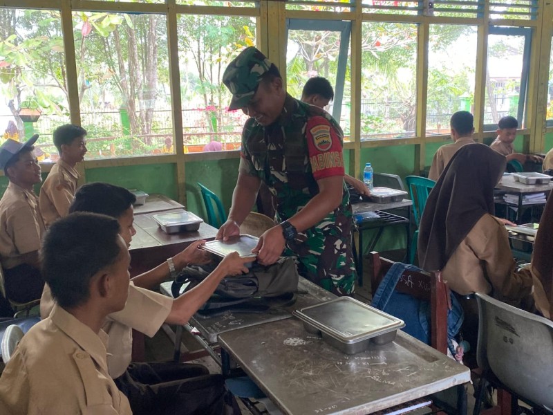 SPPG Kateman Gelar Makan Bergizi Gratis, Babinsa Turut Mendampingi
