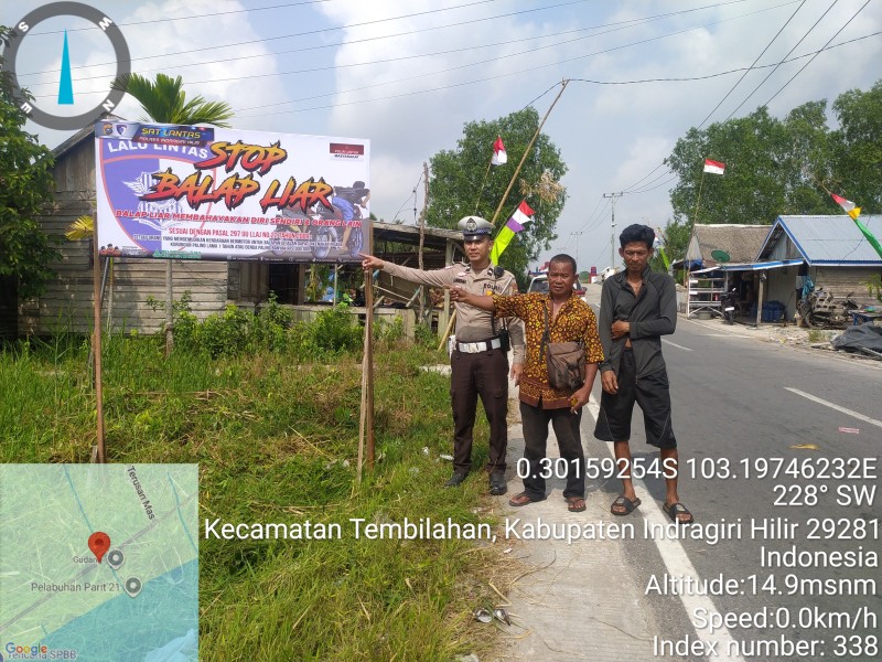 Satlantas Polres Inhil Pasang Spanduk Larangan Balap Liar di Parit 19 dan 21