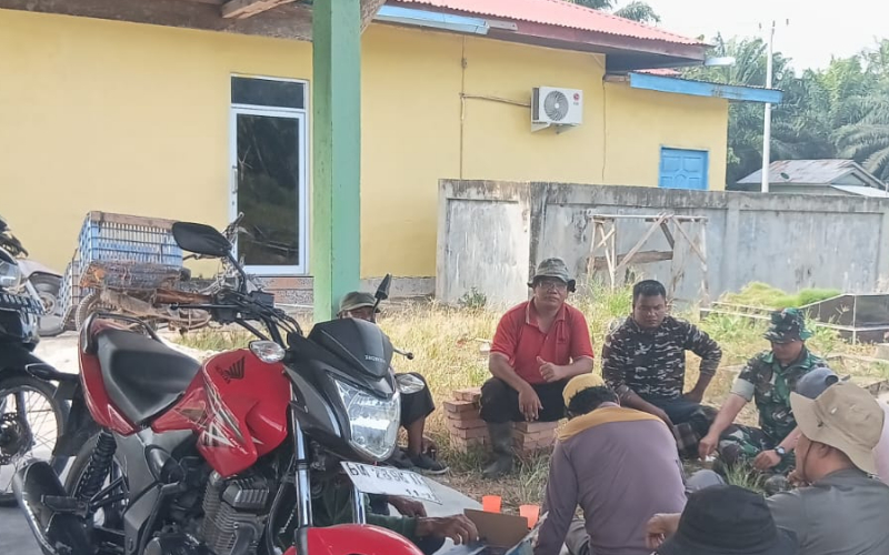 Pererat Kebersamaan, Babinsa Guntung dan Masyarakat Bersihkan Makam Jelang Bulan Suci Ramadhan