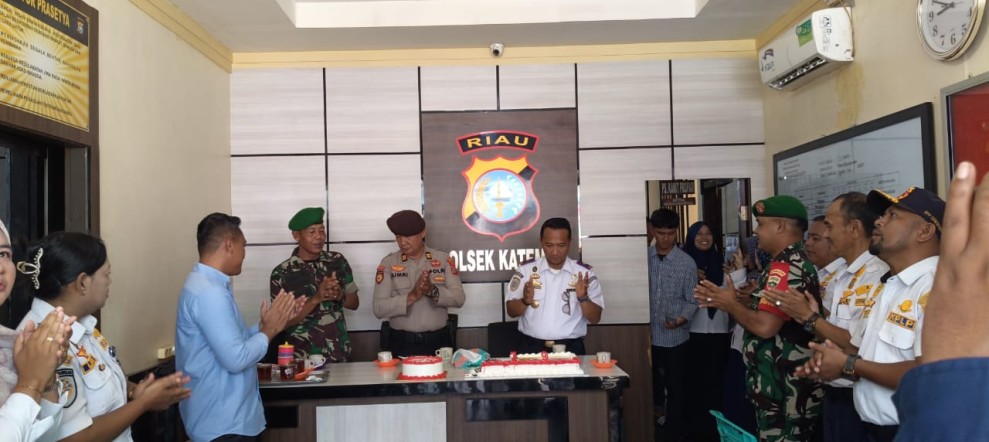 Personel Koramil 06/Kateman Geruduk Mapolsek, Beri Kejutan di Hari Bhayangkara ke-79
