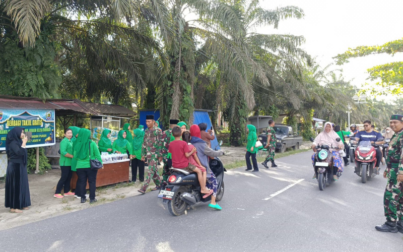 Kepedulian Koramil 02 di Bulan Suci, Gelar Pembagian Takjil