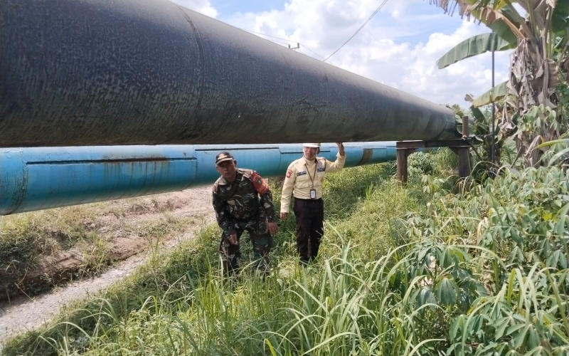 Babinsa Dumai Tegaskan Komitmen TNI Jaga Keamanan dan Kesadaran Masyarakat di Area Jalur Pipa