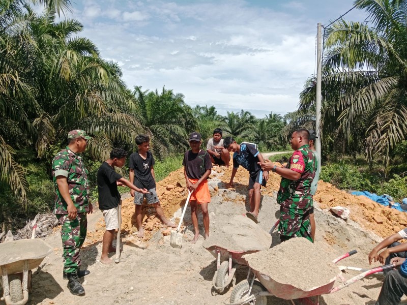 Babinsa Koramil 03/Minas Koptu AKP Hutagalung Sosialisasikan Bahaya Narkoba di Kampung Minas Barat