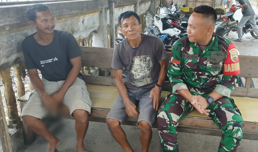 Babinsa Koramil 06/Kateman Laksanakan Anjangsana dan Imbau Warga Jaga Keamanan Lingkungan