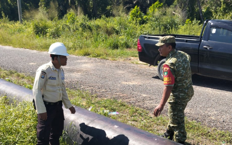 Babinsa Koramil 02/Bukit Kapur dan Security PHR Patroli Jalur Pipa, Warga Diimbau Jaga Keamanan