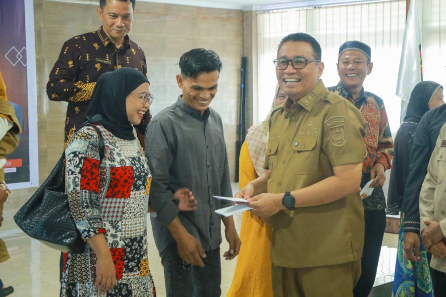 Pemko Pekanbaru Serahkan Buku Nikah dan KK kepada 51 Pasutri Peserta Sidang Isbat
