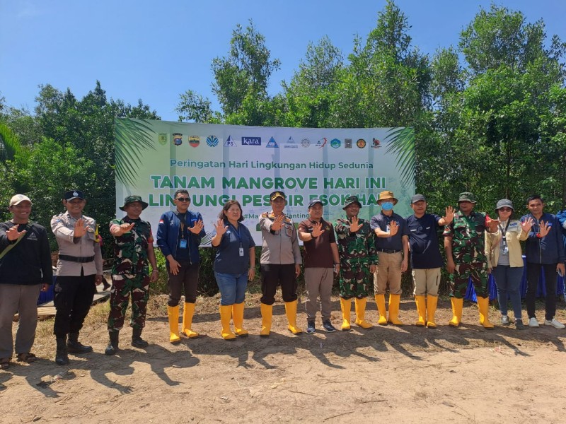 Peringati Hari Lingkungan Hidup Sedunia, Danramil 06/Kateman dan Forkopimcam Tanam Pohon Mangrove