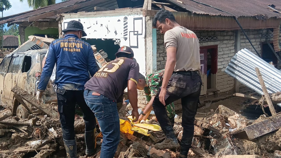 Tim BKO Polda Riau Temukan Sejumlah Jenazah Korban Banjir di Palembayan Agam Sumbar