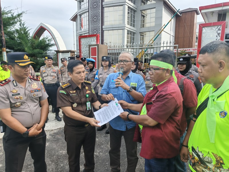 Demo Kejari Dumai, TKBM Tegaskan Akan Kawal Kasus Notaris J
