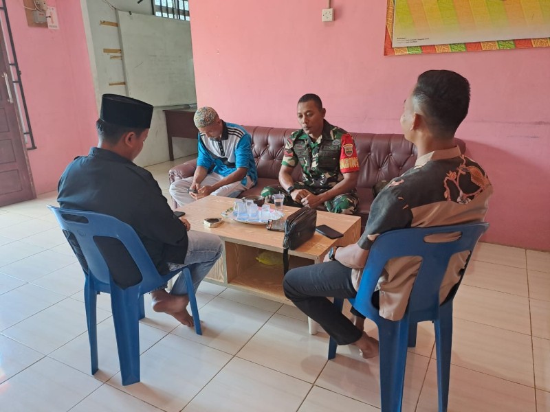 Pererat Silaturahmi, Babinsa Kateman Gelar Komsos Bersama Perangkat Desa