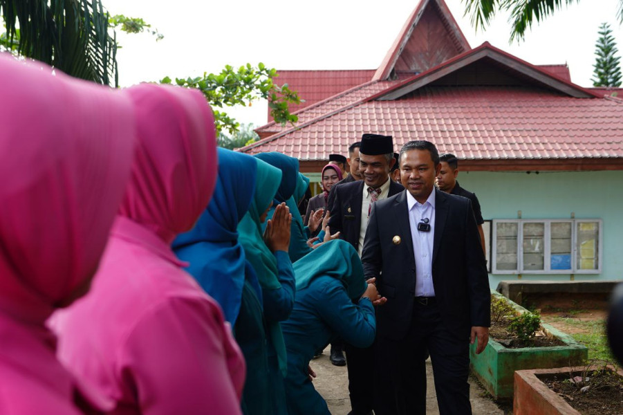 Pimpin Upacara Hari Kesaktian Pancasila di SMA Tuah Kemuning Inhil, Gubri Wahid Jadi Idola Siswa dan Guru untuk Berfoto