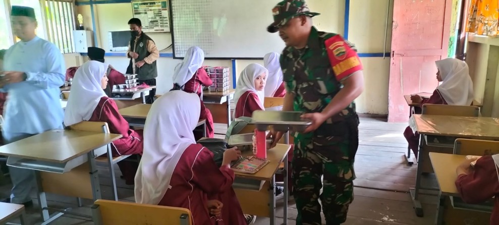 Dampingi Kegiatan Makan Sehat Bergizi, Babinsa Koramil 06/Kateman Dukung Peningkatan Gizi Anak Sekolah