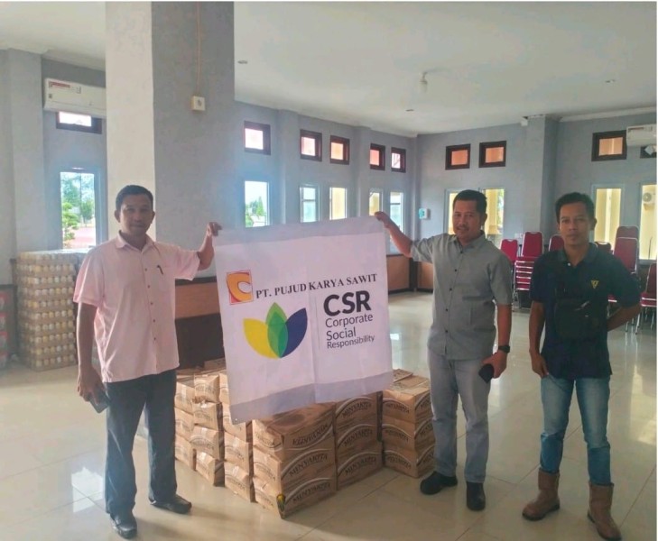Sambut Idul Fitri, Management PT.PKS dan PT.Erakarya Mukti Jaya Serahkan 600 Paket Minyak Goreng Ke Masyarakat