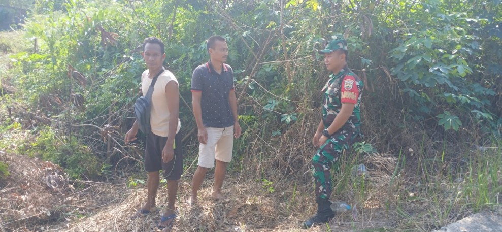 Antisipasi Kebakaran Lahan, Babinsa Koramil 06/Kateman Patroli Karhutla di Desa Tanjung Raja