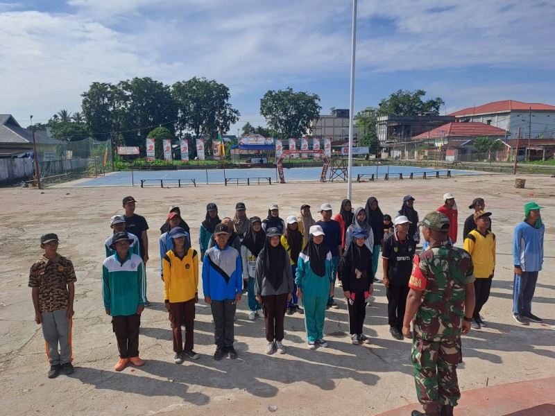 Sukseskan Peringatan HUT RI ke-80 Kecamatan Kateman, Babinsa Koramil 06/Kateman Latih Calon Paskibraka