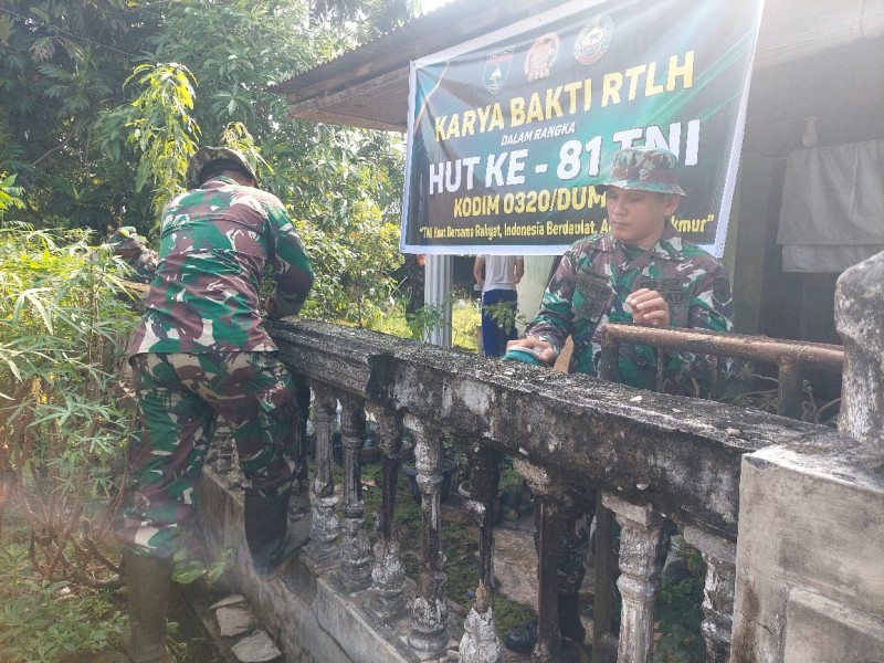 Sambut HUT ke-81 TNI, Koramil 01/Dumai Gelar Karya Bhakti Perbaiki Rumah Veteran