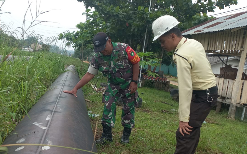 Koramil 02/Bukit Kapur dan Security PHR Perkuat Patroli Pengamanan Jalur Pipa Minyak