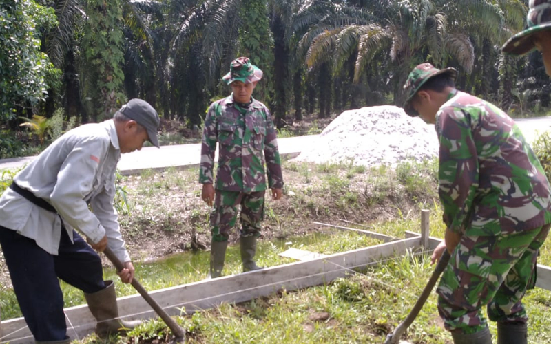 Koramil 02 Gotong Royong dengan Warga di Lingkungan Masjid An-Nur RT 03